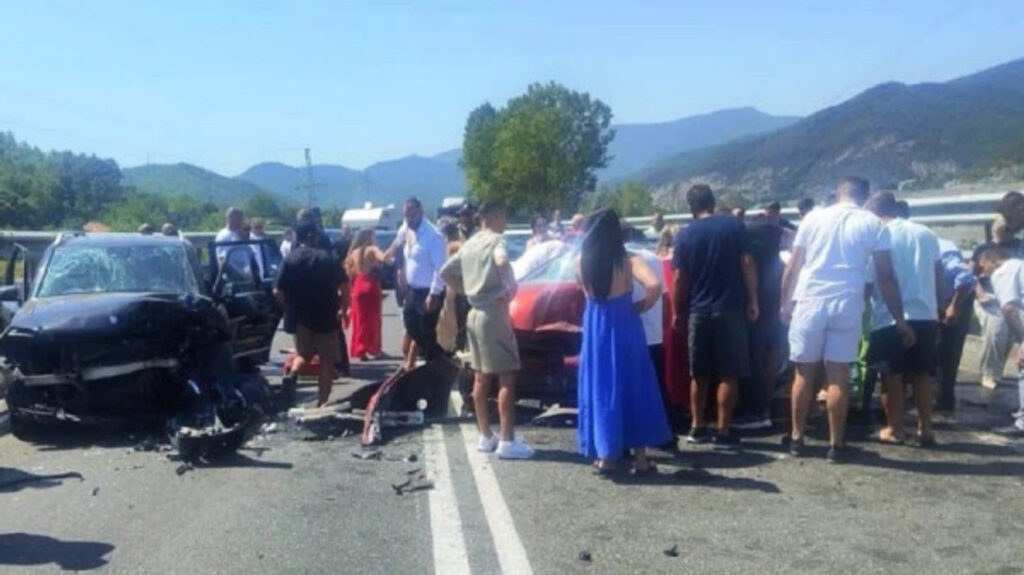 Përplasja e fortë në Rrugën e Kombit lë dy të plagosur rëndë