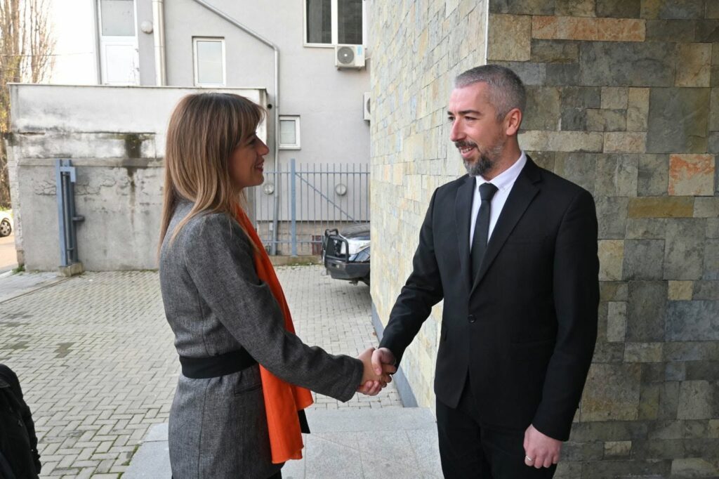 Reagimi i fortë i Erden Atiq pas lirimit të prokurorëve serbë nga detyra