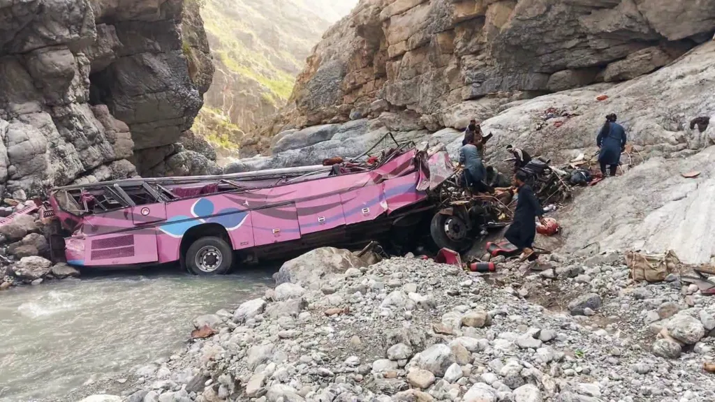 Autobusi i përmbytur në Pakistan shkakton tragjedi me dhjetëra viktima