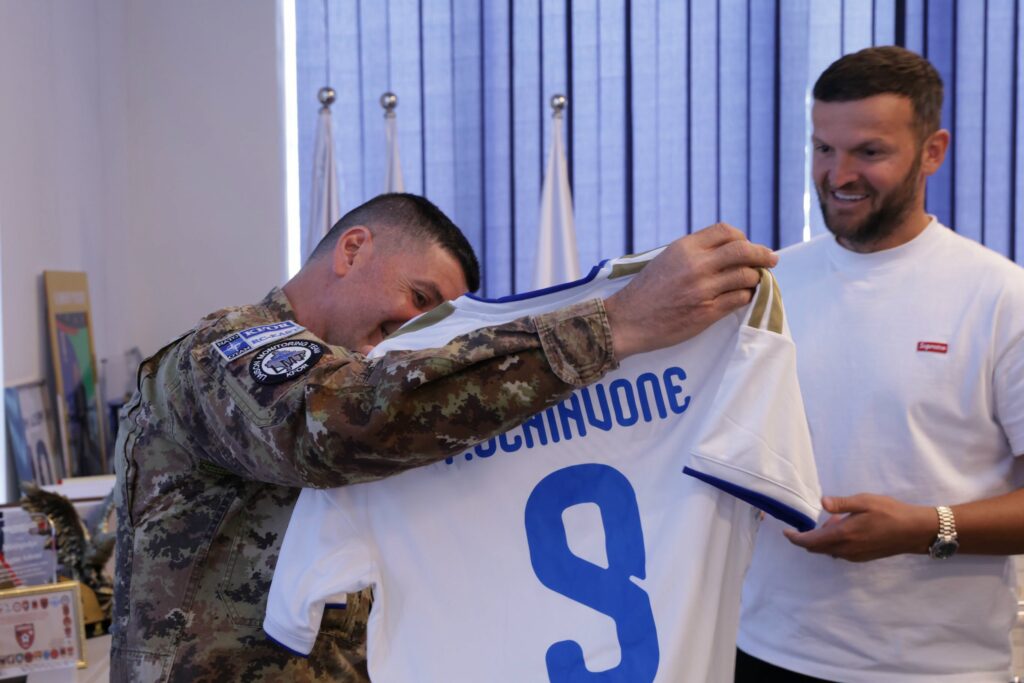 Miqësi dhe bashkëpunim: FFK-ja dhe KFOR-i italian forcojnë lidhjet për futbollin në Kosovë