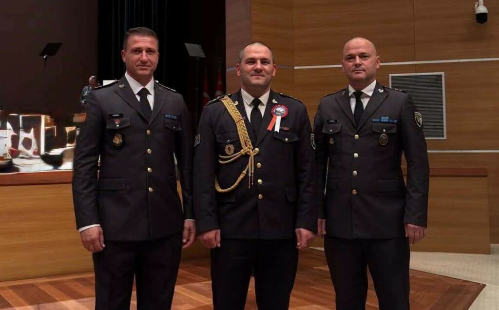 Dy oficerë të FSK-së përfundojnë studimet strategjike në Turqi