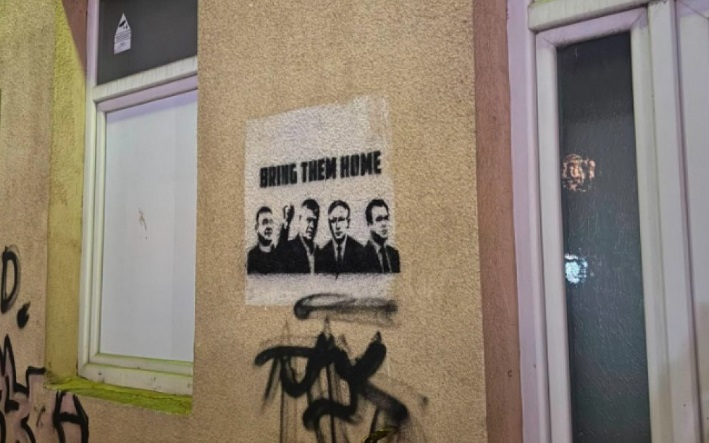 Mesazhe grafite në mbështetje të ish-krerëve të UÇK-së në Kosovë