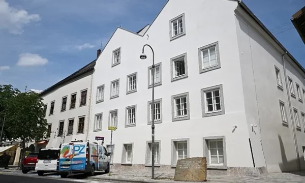 Shtëpia e lindjes së Hitlerit në Braunau am Inn u shndërrua zyrtarisht në stacion policie nga qeveria austriake.