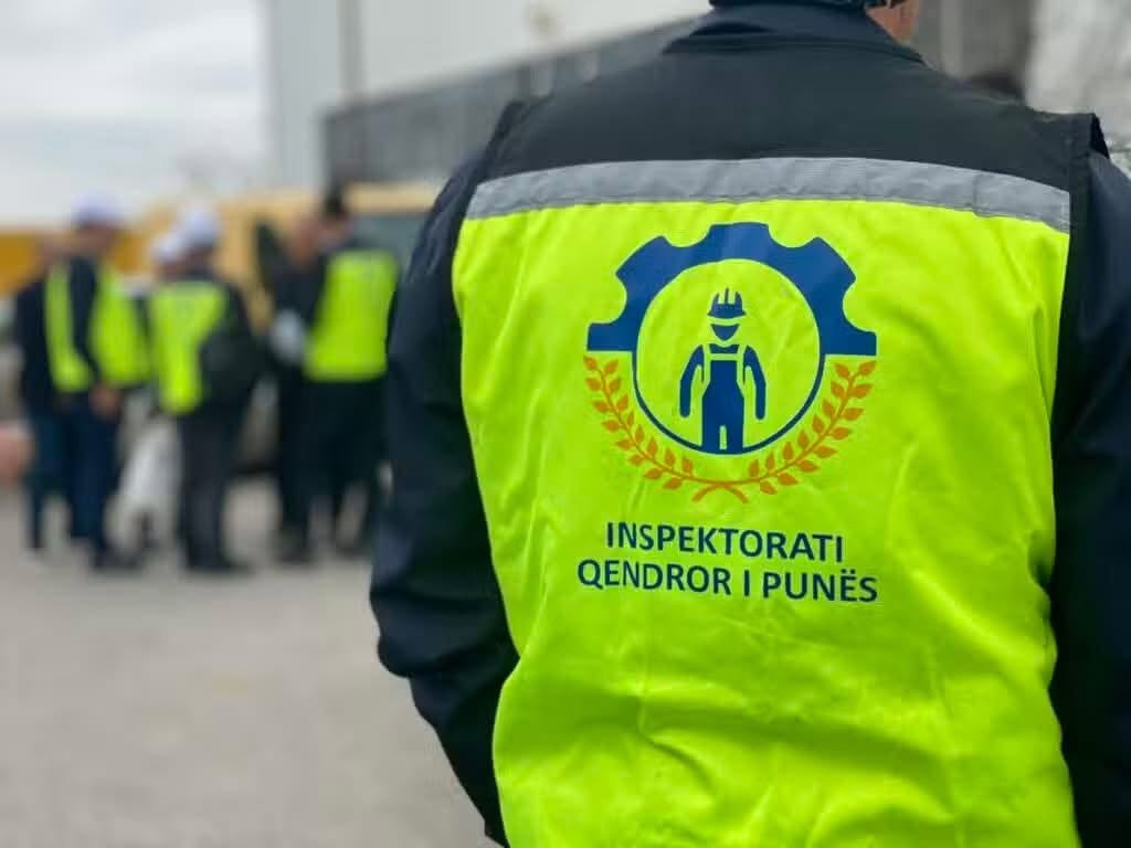 Hetimet intensive pas rrëzimit fatal të vinçit në Prishtinë, shqetësime për koordinimin institucional