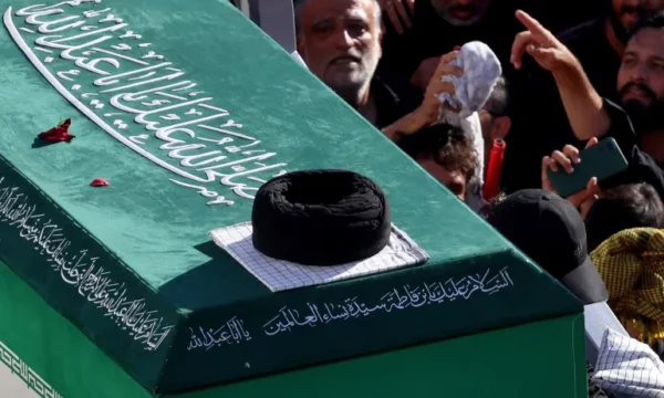 Irani varrosi liderin suprem Ali Khamenei në faltoren e Imam Rezas në Mashhad.