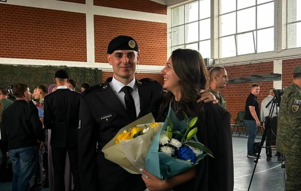 Bashkëshorti i Vlorës Jashari, Denisi, diplomon si oficer në Forcën e Sigurisë së Kosovës.
