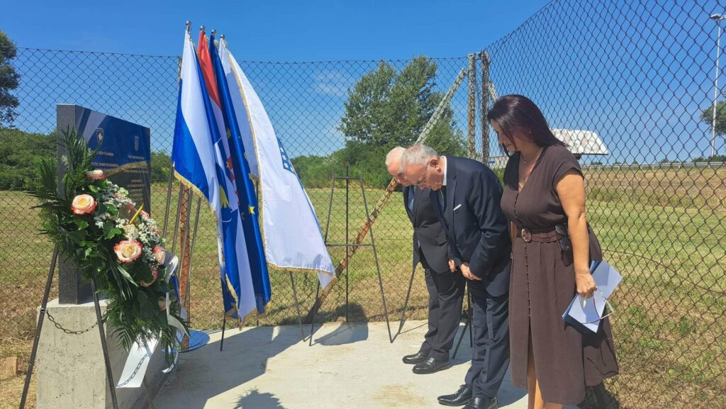 Në Sllavonski Brod të Kroacisë u zbuluar pllaka përkujtimore në nderim të 10 viktimave nga Kosova të aksidentit tragjik të vitit 2021.