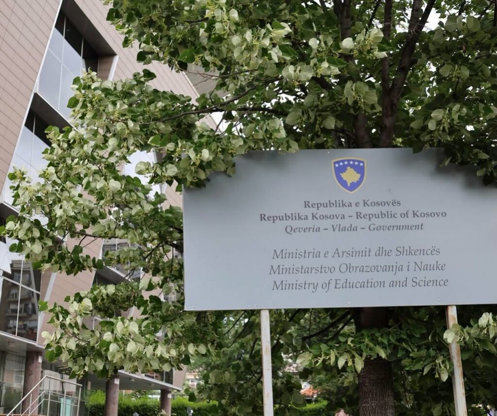 MASh shpall 100 bursa për nxënësit e Arsimit Profesional, aplikimi hapet së shpejti