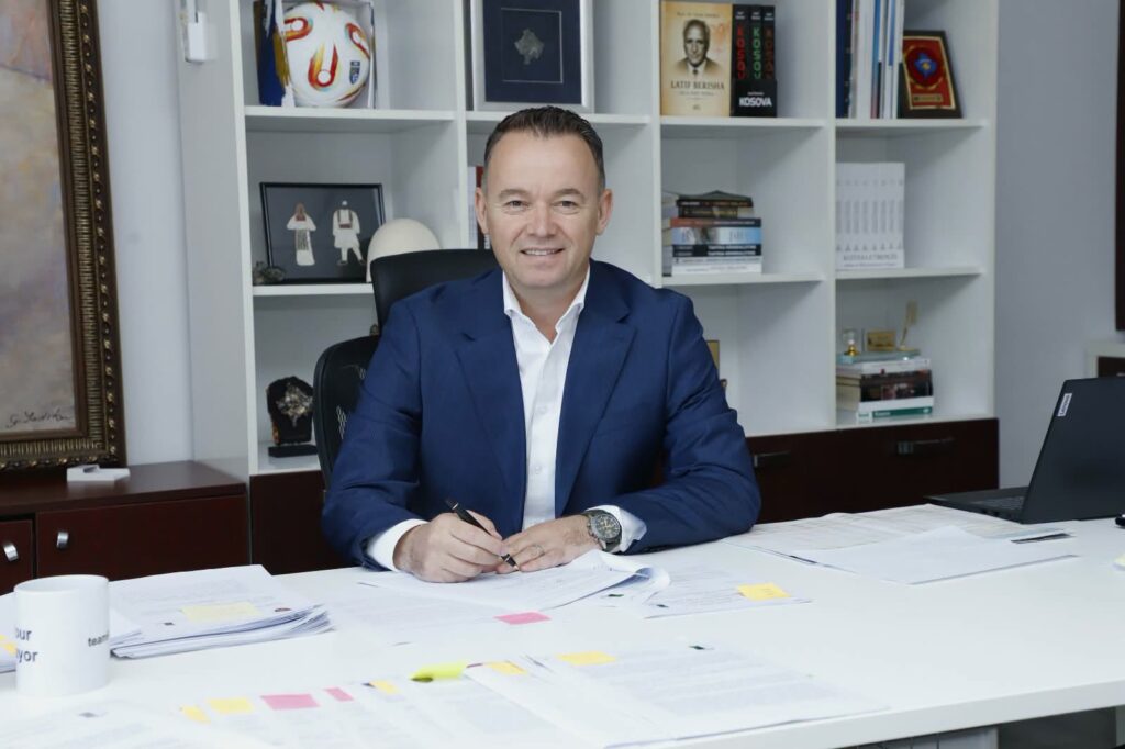 Peci nënshkroi kontratën për mirëmbajtjen e ndriçimit publik në Mitrovicë.