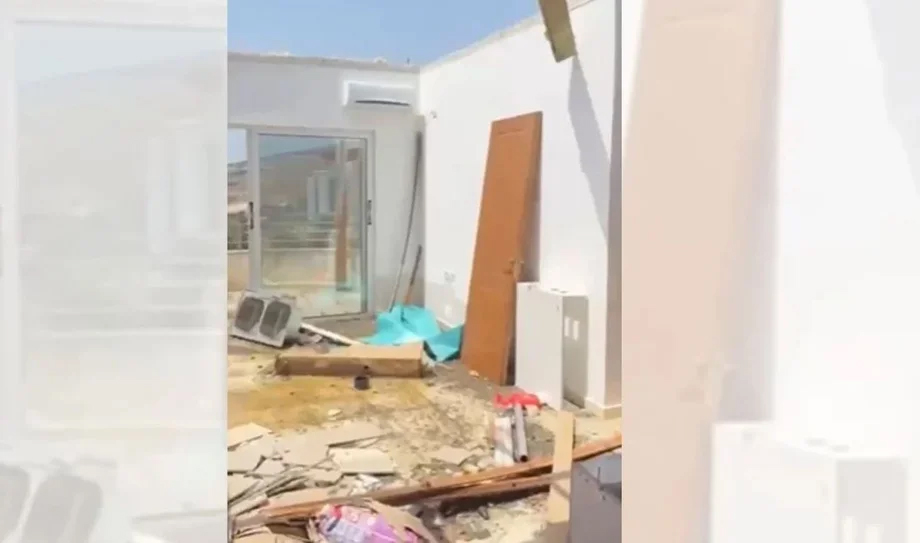 Stuhia në Sarandë rrëzon çatinë e një pallati, 4 familje mbeten pa strehë