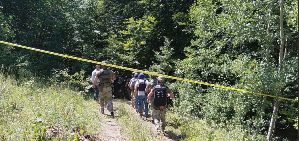 Dy personat e arrestuar gjatë operacionit në Zubin Potok janë identifikuar me inicialet M.J. dhe M.B. dhe janë ndaluar për 48 orë.