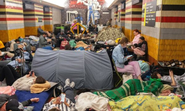 Mungesa e vendstrehimeve në Kiev rrit pasojat e sulmeve ruse ndaj civilëve