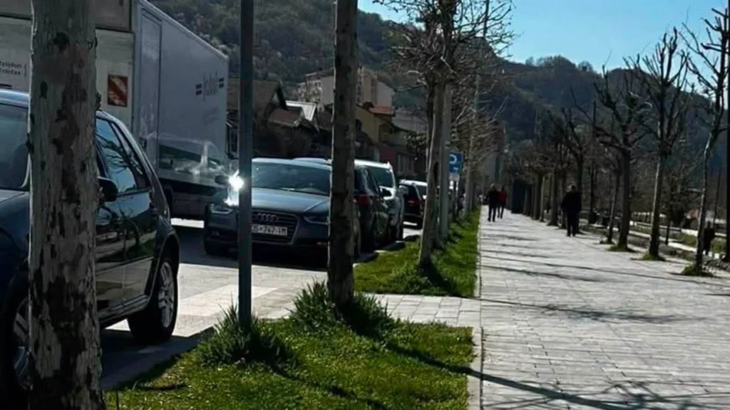 Komuna e Kaçanikut ndërpreu kontratën me kompaninë për menaxhimin e parkingut në Bulevardin “Ismail Raka” dhe parkingu do të jetë pa pagesë deri në njoftim të mëtejshëm.