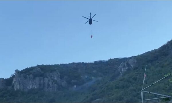 Zjarri mbi lagjen Abaze në Krujë vazhdon aktiv prej 5 ditësh me ndërhyrje intensive nga ajri dhe toka.