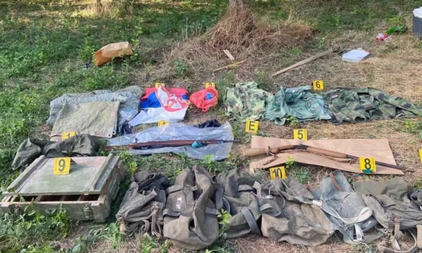Gjetje e armatimit serb dhe pretendime për keqtrajtim në Zubin Potok ndezin tensionet