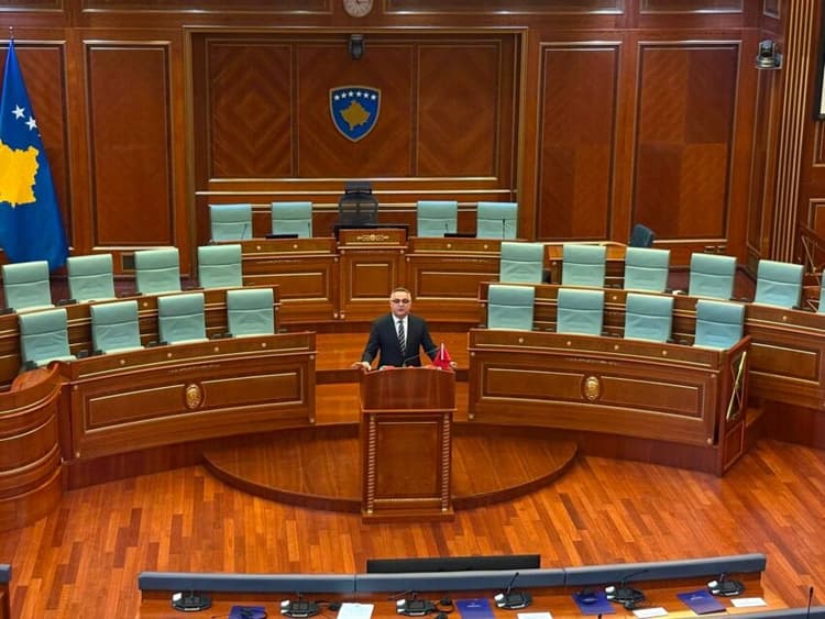 Moskonstituimi i Kuvendit thellon krizën në Kosovë, paralajmërime për të ardhmen