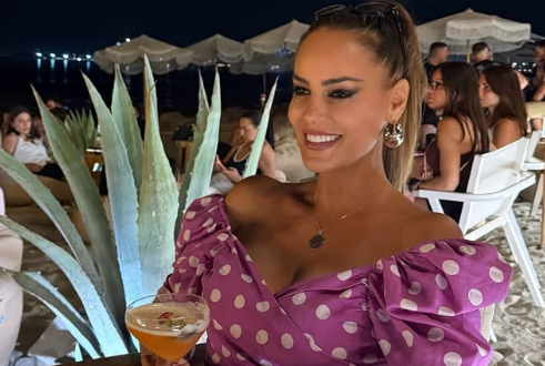 Hygerta Sako shkëlqen me stil në mbrëmjen verore të Vlorës