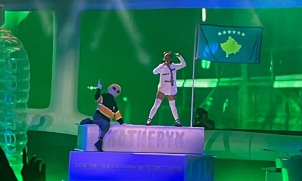 Katy Perry sjell Hënën në Prishtinë me flamurin e Kosovës