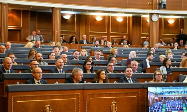 Kryetari i LDK-së, Lumir Abdixhiku, ka ftuar në takim Grupin Parlamentar të partisë në orën 14:00, ku do të jetë i pranishëm edhe deputeti Avdullah Hoti.
