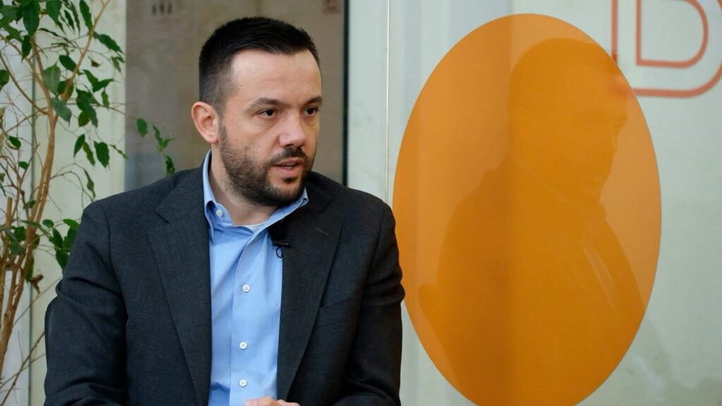 Përplasje mes Arian Tahirit dhe Halil Gecit për një postim fyese