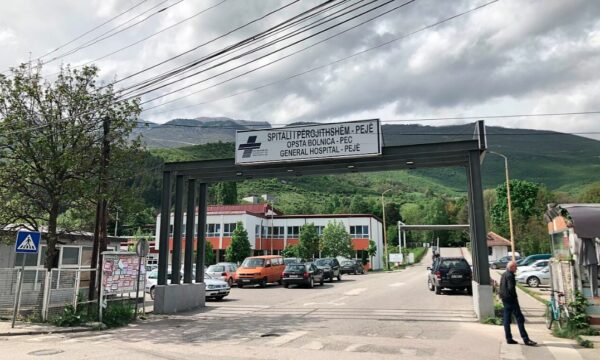 Një i vdekur dhe dy të lënduar në aksidentin e rëndë në rrugën Pejë-Prishtinë.