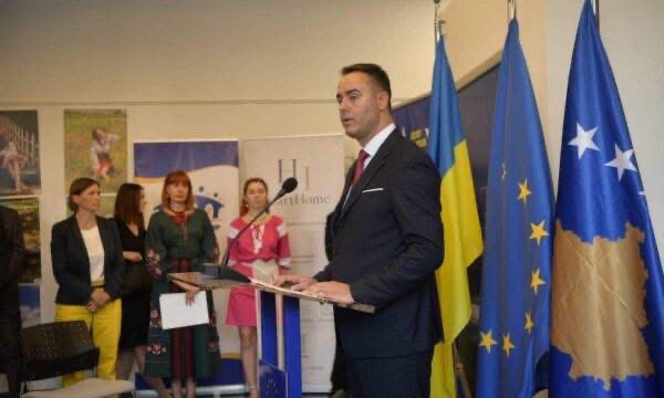 Kosova dhe BE-ja forcojnë lidhjet në mbështetje të Ukrainës në 35-vjetorin e Pavarësisë