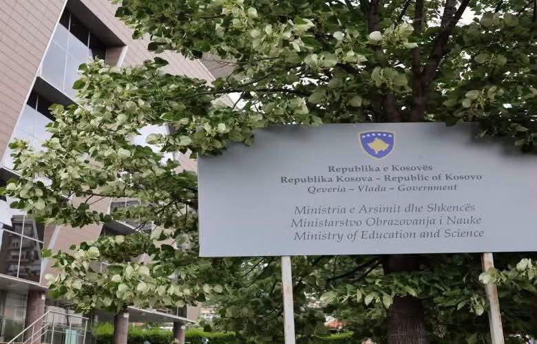 Vlera e subvencionimit për tekstet shkollore përcaktohet nga 60 deri në 100 euro sipas klasave për vitin shkollor 2026/2027.