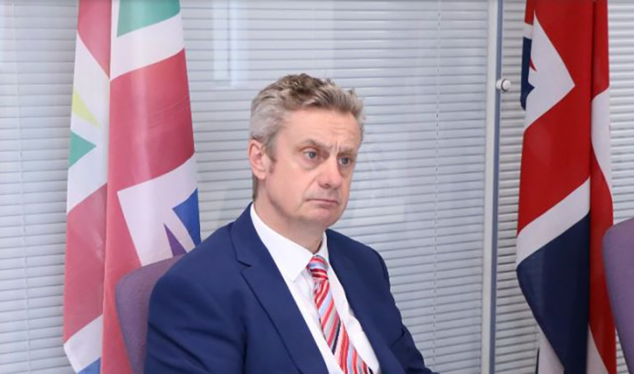 Ambasada Britanike kërkon bashkëpunim urgjent për zgjidhjen e krizës politike në Kosovë