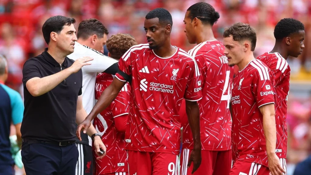 Liverpool ndryshon strategjinë e transferimeve për të forcuar mesfushën mbrojtëse