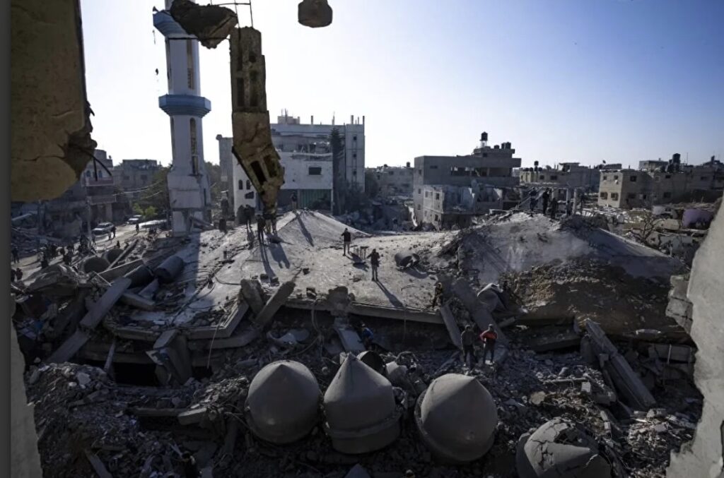 Ekipet palestineze të Mbrojtjes Civile nxorën trupat e 11 palestinezëve nga rrënojat e një shtëpie në lagjen Zeitoun të Gazës pas tre ditësh kërkimesh intensive.