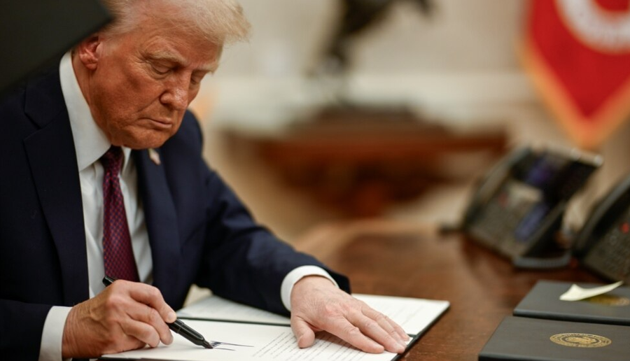 Presidenti Donald Trump synon uljen e numrit të përgjithshëm të imunizimeve të rekomanduara për fëmijët dhe ndarjen e orarit të vaksinimit në tri kategori.