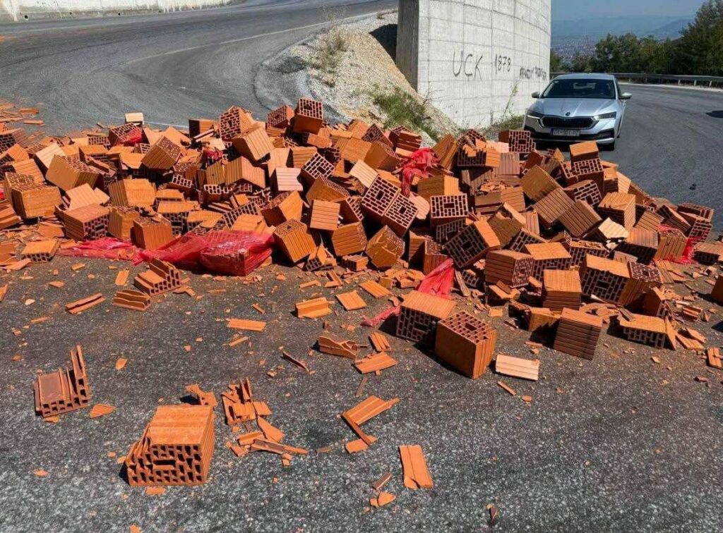 Shoferi i kamionit në rrugën Zhur–Dragash u gjobit me 300 euro.