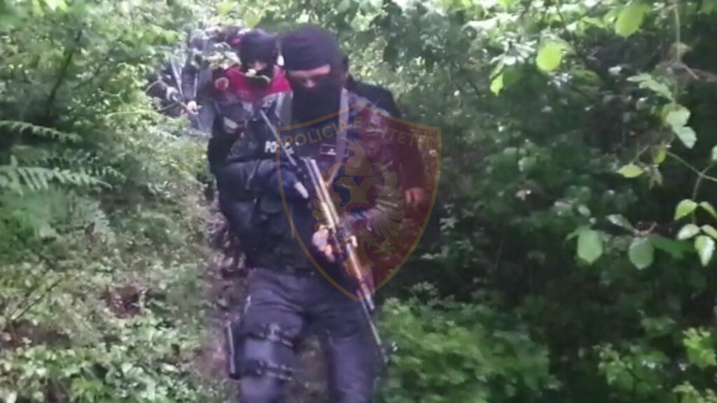 Babë e bir vriten me armë zjarri në Dukagjin, policia në kërkim të autorëve