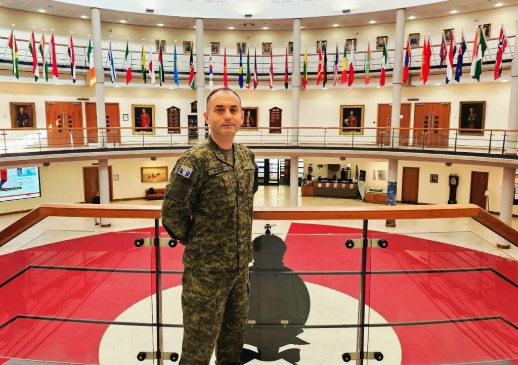 Major Krenar Lahu i FSK-së ka diplomuar në Kursin e Komandës dhe Shtabit në Akademinë e Mbrojtjes së Mbretërisë së Bashkuar.