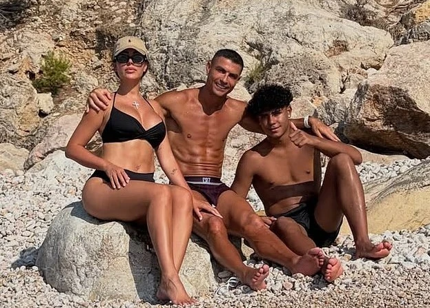 Georgina Rodriguez dhe Cristiano Ronaldo, një verë plot dashuri dhe art me djalin e tyre
