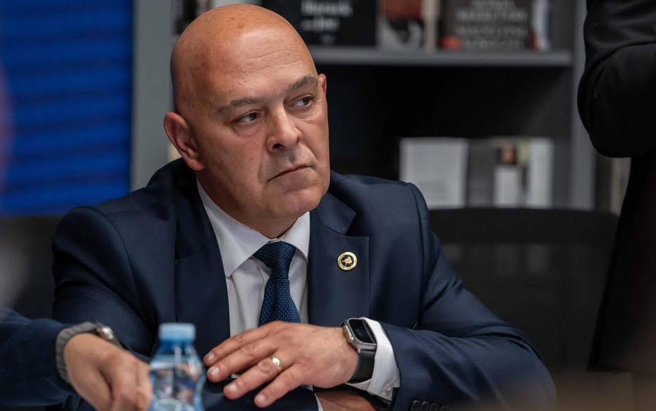 Ardian Gjini kundërshton situatën politike pas betimit të deputetëve në Kuvend