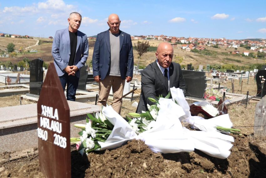 Ramush Haradinaj ndan dhimbjen me familjen Merlaku për humbjen e nënës Xhyle