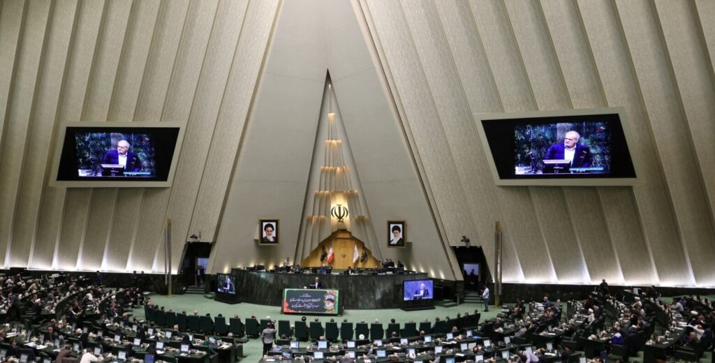 Parlamenti iranian miraton projektligjin që kriminalizon kontaktet me mediat dhe institucionet e huaja "armiqësore".