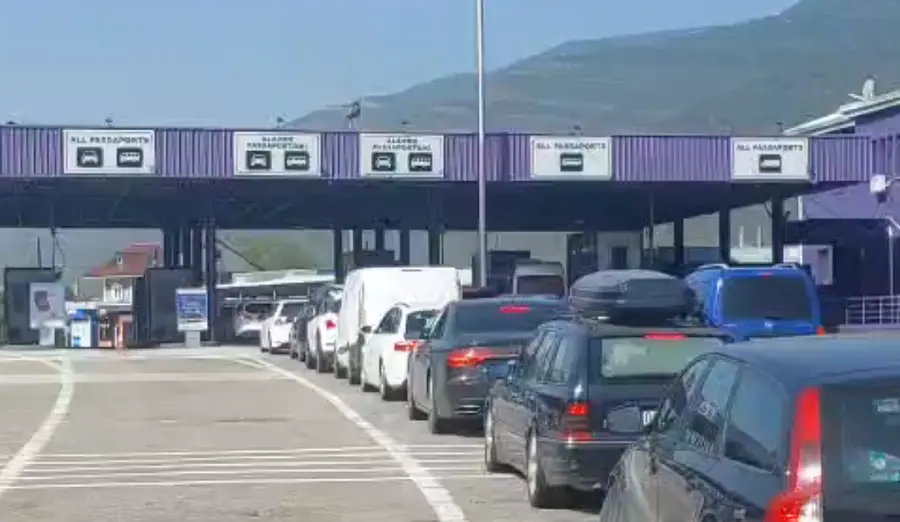 Mbi 51 mijë qytetarë dhe rreth 14.7 mijë automjete kanë hyrë në Shqipëri përmes Morinës vetëm në 29-30 gusht.