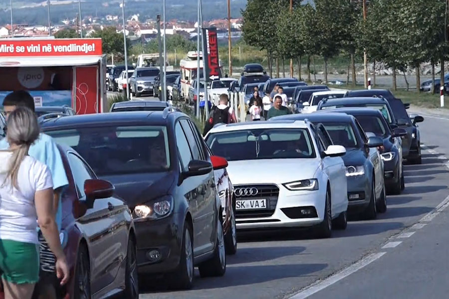 Fluksi i mërgimtarëve në kufijtë e Kosovës sjell pritje deri në 1 orë