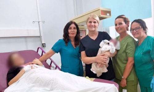 Foshnja mbi 5 kilogramë lind natyralisht në Mitrovicë, një rast i rrallë