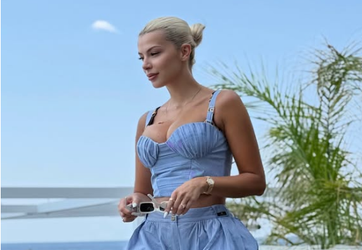 Marina Vjollca ndez rrjetin me paraqitjen e saj verore dhe gjoksin e theksuar
