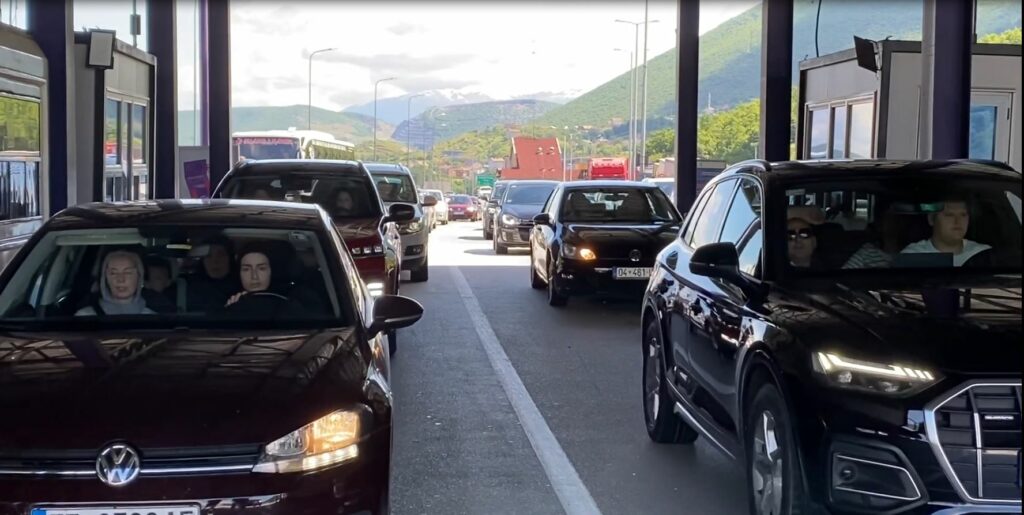 Fluksi i madh i kosovarëve drejt bregdetit shqiptar në gusht