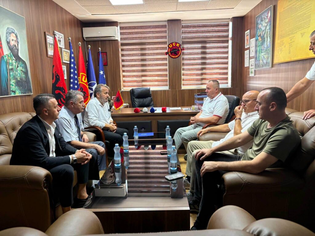 Oda e Hotelierisë dhe Turizmit të Kosovës dhe Organizata e Veteranëve të Luftës së UÇK-së kanë nënshkruar memorandum bashkëpunimi për mbështetjen e veteranëve dhe familjeve të dëshmorëve.