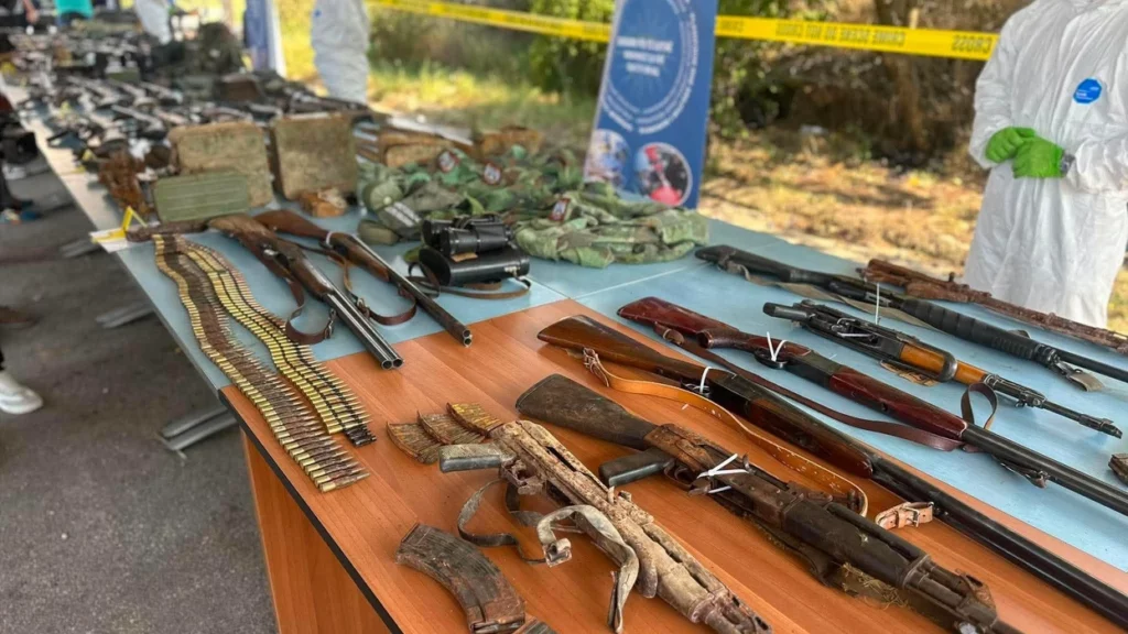 Arsenal i madh armësh kapet në veri të Mitrovicës, policia ekspozon provat