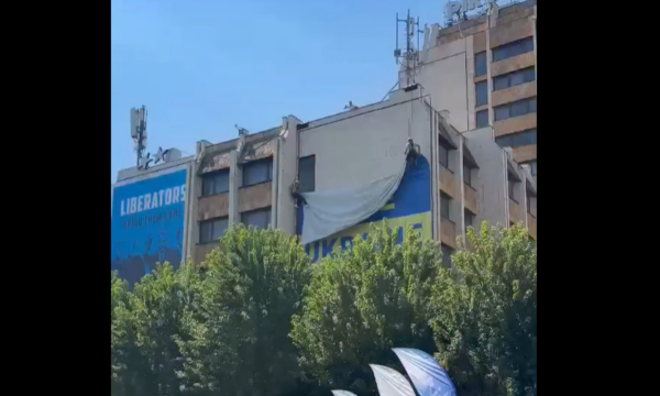Mbishkrimi “Free Ukraine” në Prishtinë është hequr pas deklaratave të Zelenskyt në Beograd për mosnjohjen e pavarësisë së Kosovës.