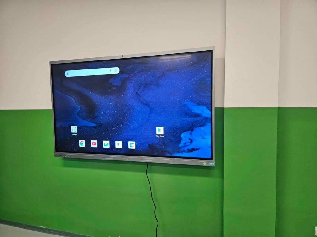 Rahoveci transformon arsimin me tabela digjitale në shkolla