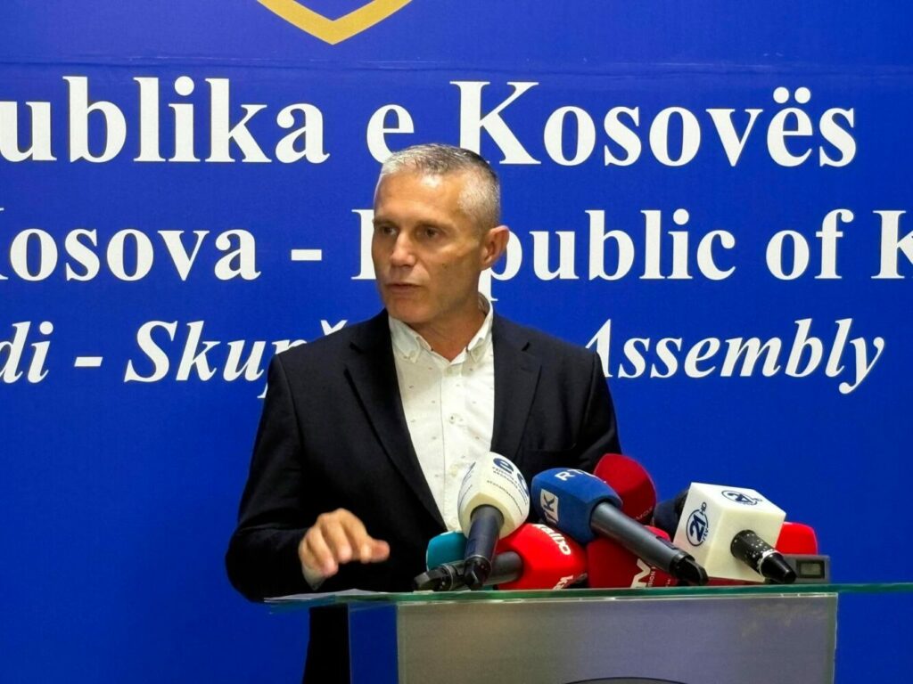 Ramadani denoncon bllokimin e Kuvendit nga VV dhe shkeljet e betimit të deputetit