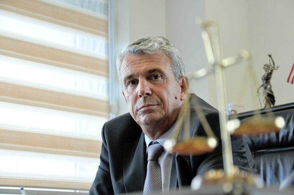 Vendimet e Qeverisë në detyrë nën shenjën e ligjit dhe Kushtetutës