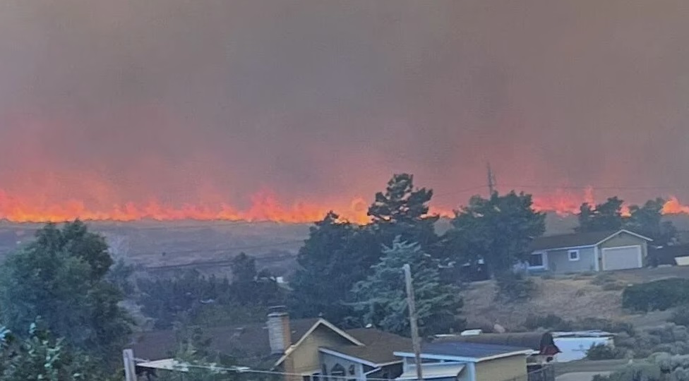 Zjarri në Nevada ka detyruar evakuimin e rreth 100,000 njerëzve, një rritje nga 90,000 më parë.